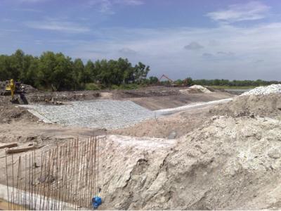 Laying Renomattres along the outlet channel