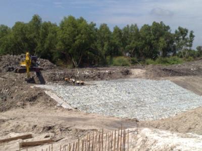 Laying Renomattres along the outlet channel
